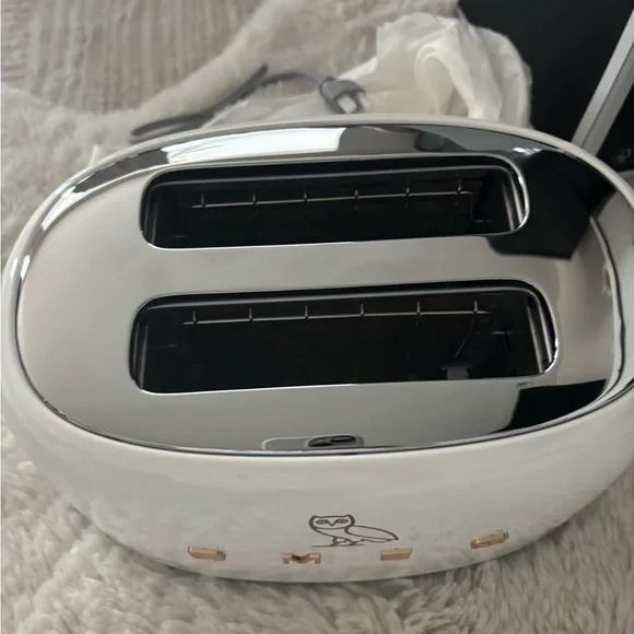 **SOLD**Smeg White Toaster with Gold Accents - Picture 4 of 10